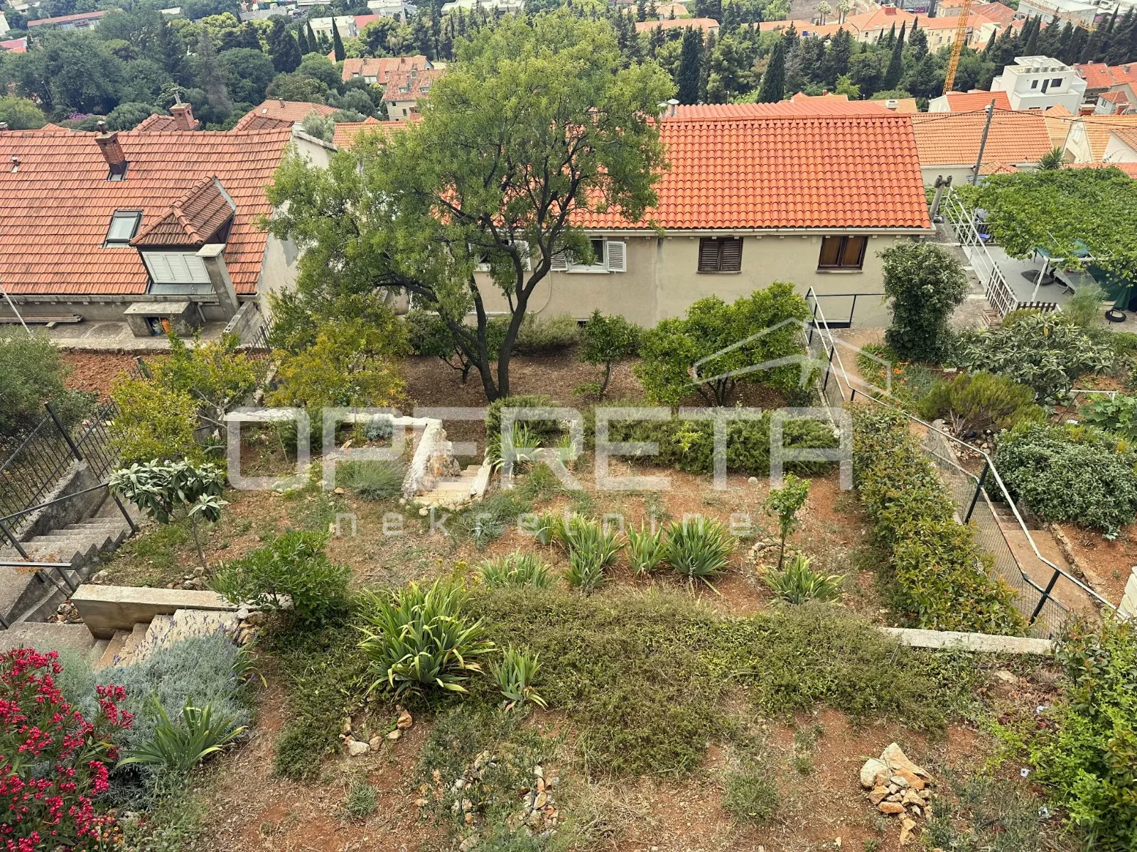 dva odvojena stana s vrtom, pogledom na more i parkinzima, dubrovnik - slika 27