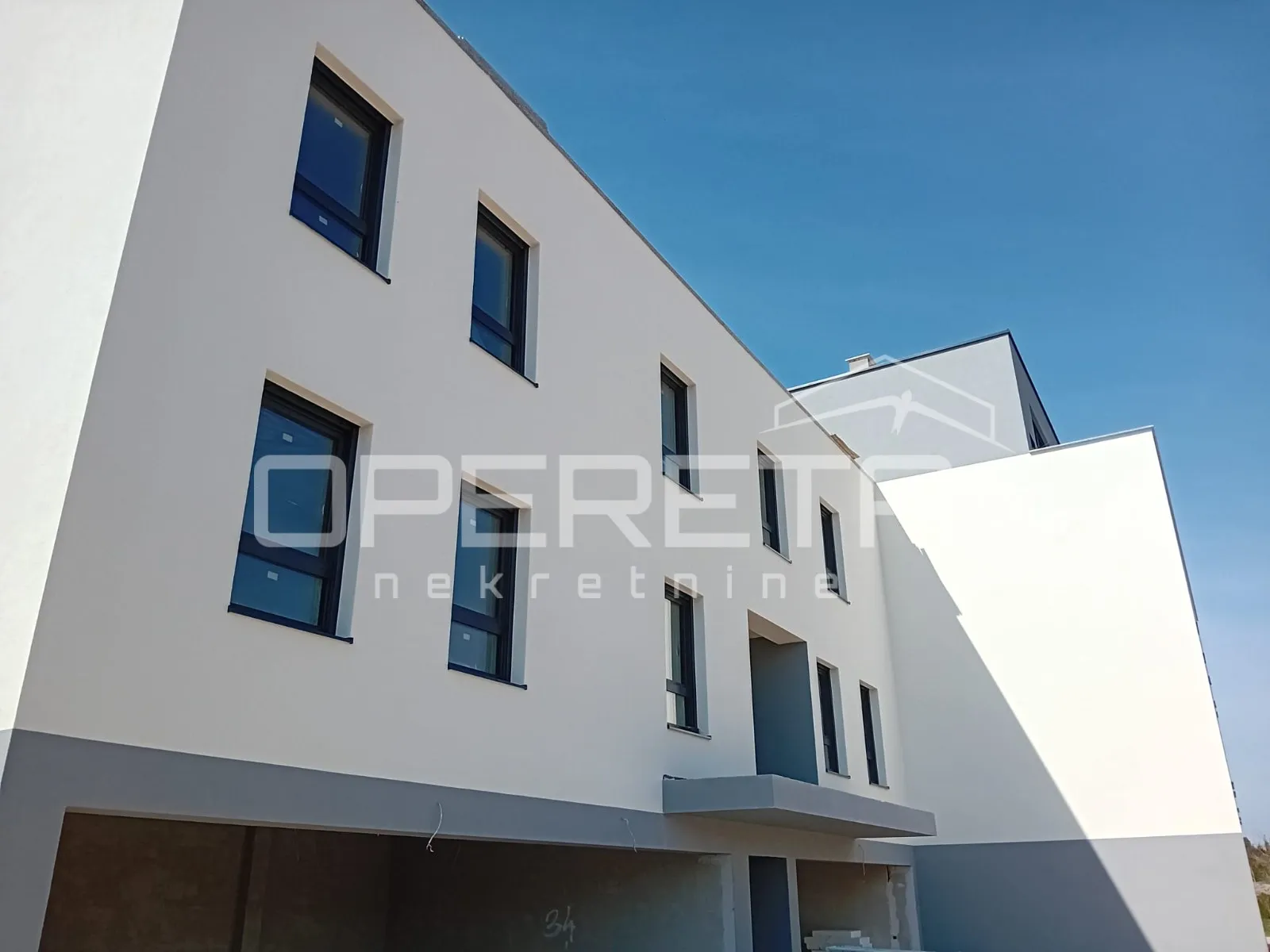 novogradnja u vrboskoj (hvar) – dvoetažni stan na drugom katu s terasom - slika 9