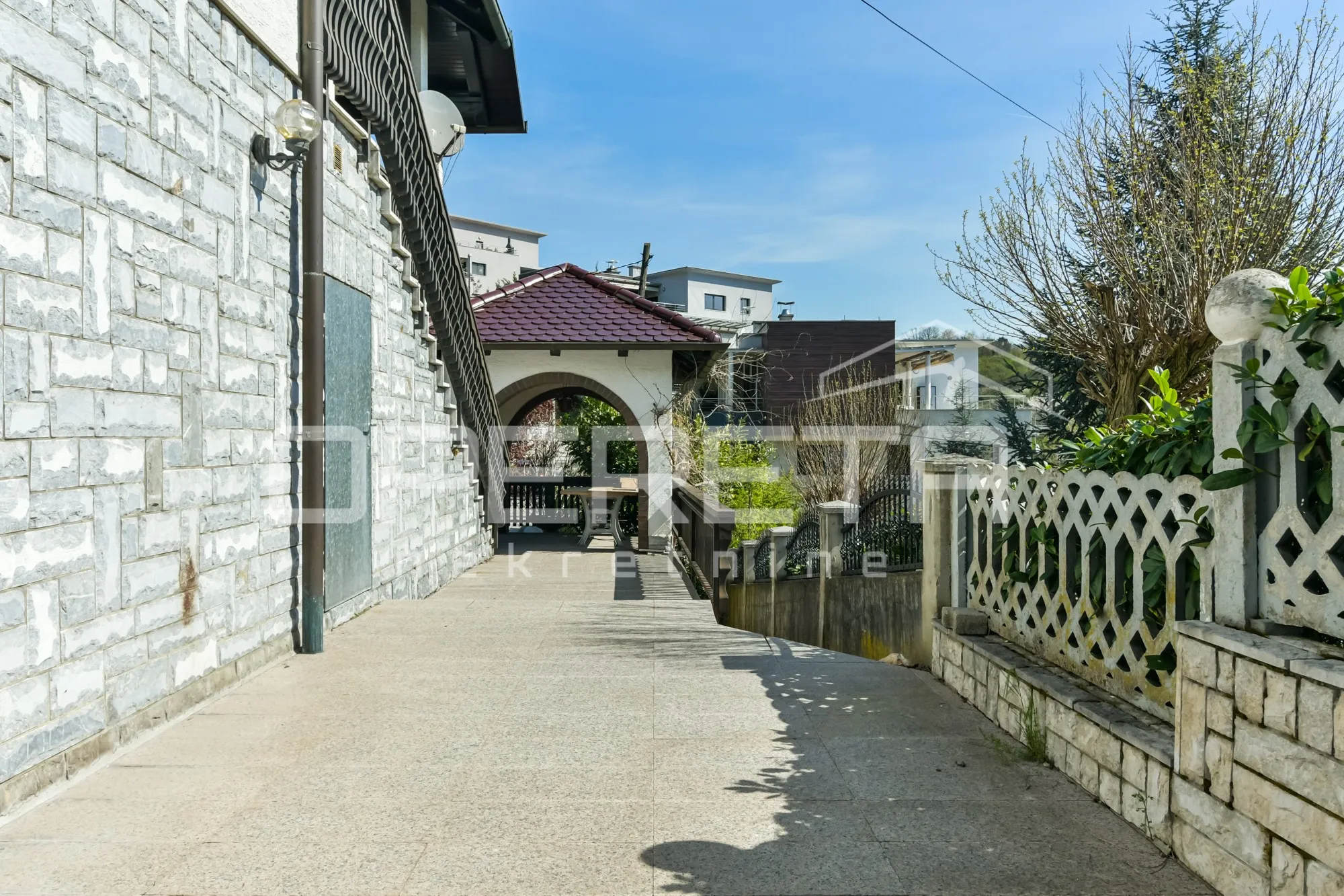 prodajemo prostranu obiteljsku kuću na parceli od 2.265m2 u gajnicama, zagreb, i - slika 11