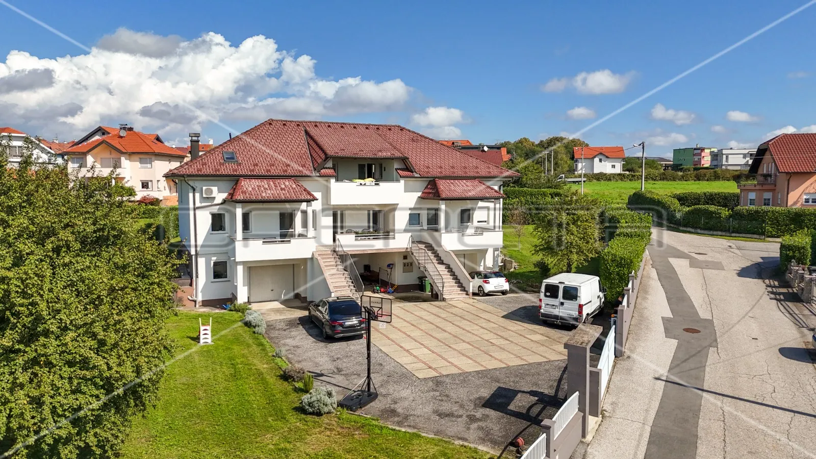 kvalitetna kuća s 4 stana i 2 garaže na velikoj parceli, sesvete - slika 2