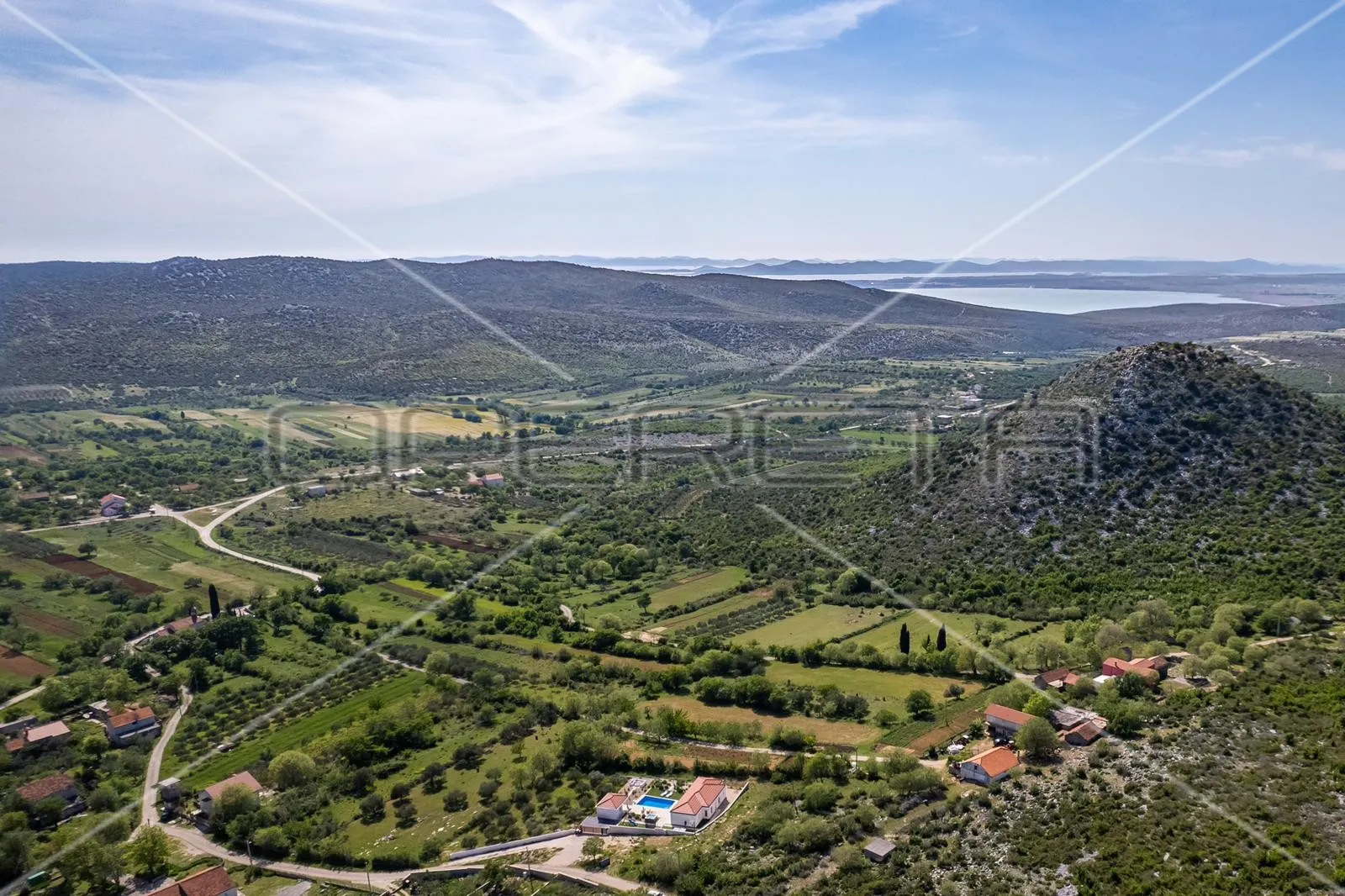 luksuzna vila s velikom okućnicom i pogledom na prirodne ljepote vranskog jezera - slika 12