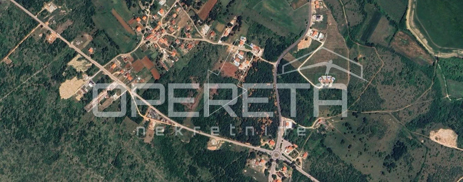 Građevinsko zemljište 879 m² – Žerava, uz glavnu prometnicu, mogućnost stambene