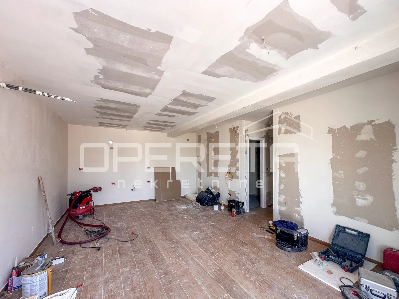 stan s bazenom i vrtom u stivašnici, 260,40 m2 - slika 7