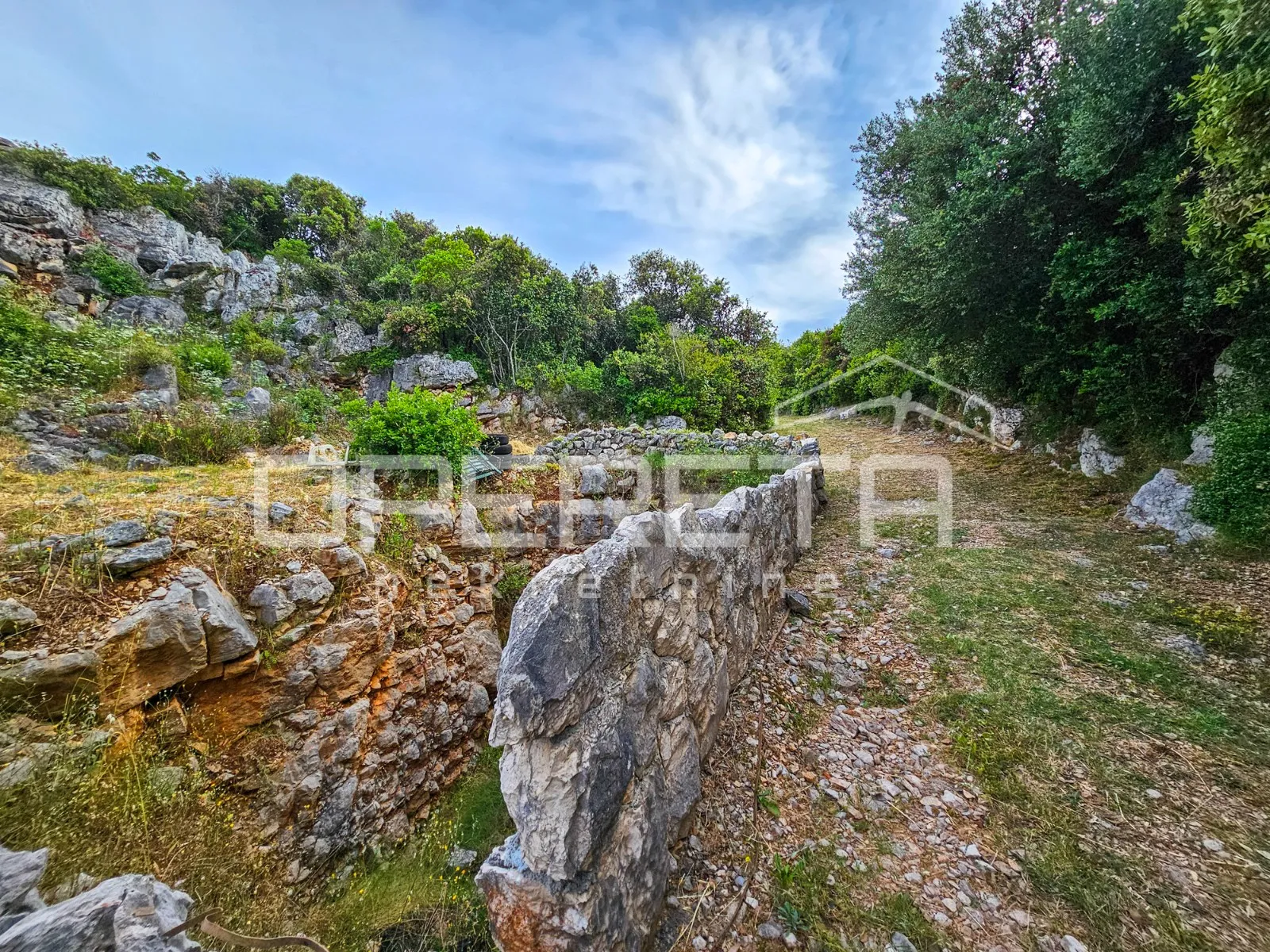 manja kuća uz more s građevinskim zemljištem, zastražišće, hvar - slika 5