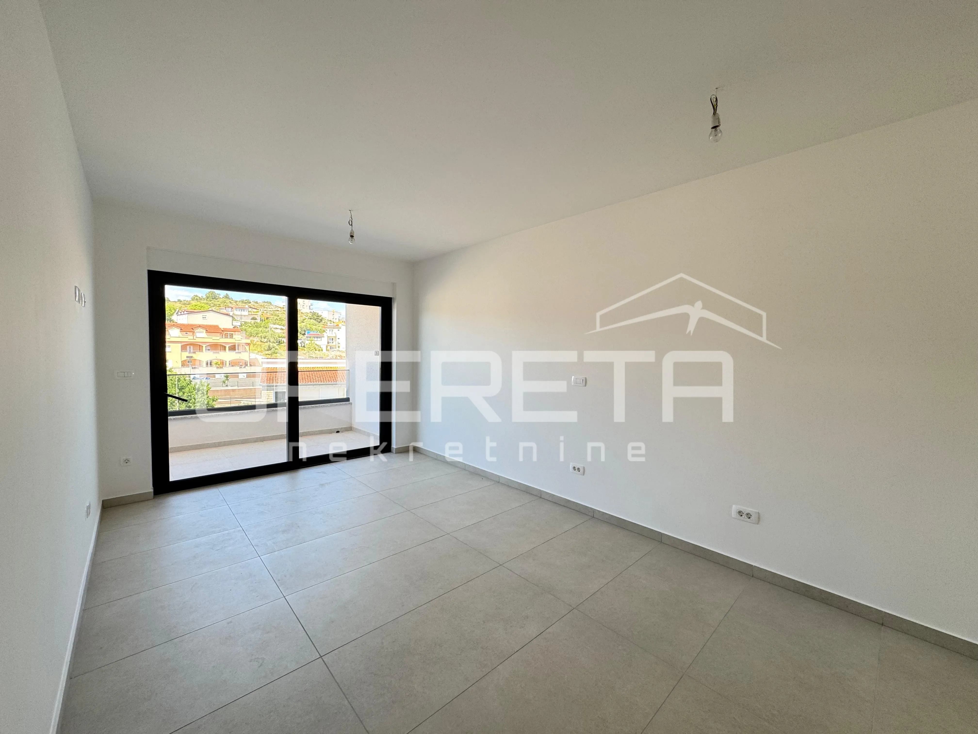sunčan dvosoban stan s pogledom na more i krovnom terasom (68 m²) – 2 min od pla - slika 2
