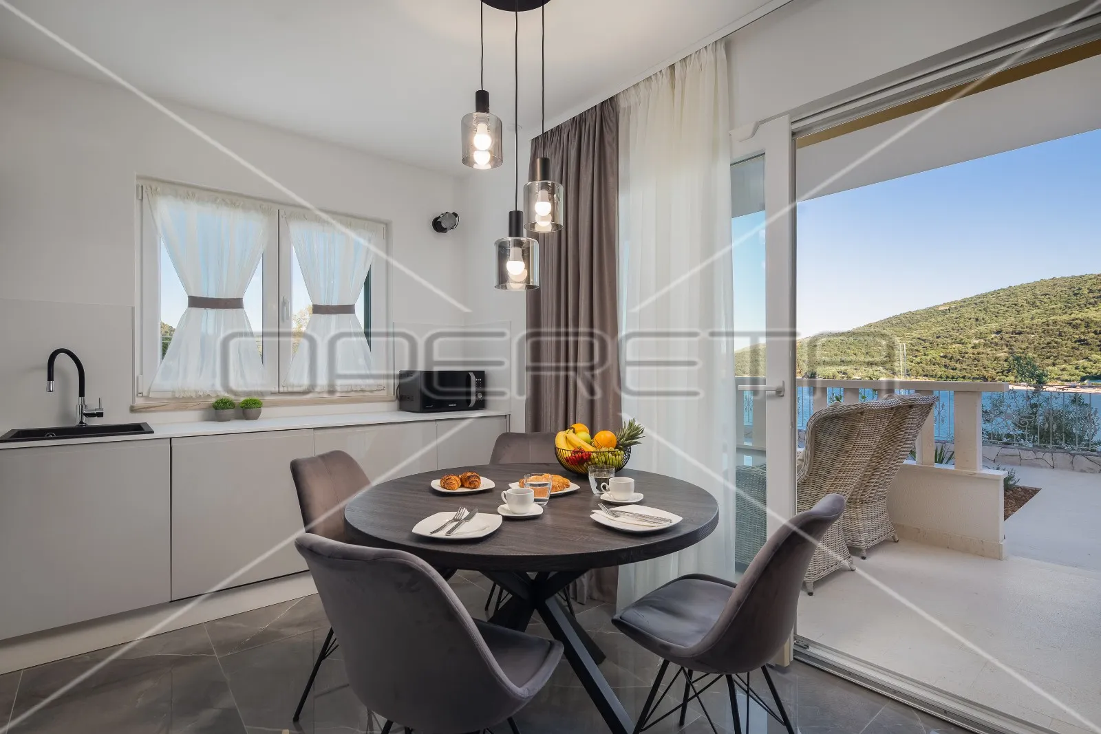 dizajnerska vila 1. red do mora, 407 m2, marina kraj trogira - slika 11