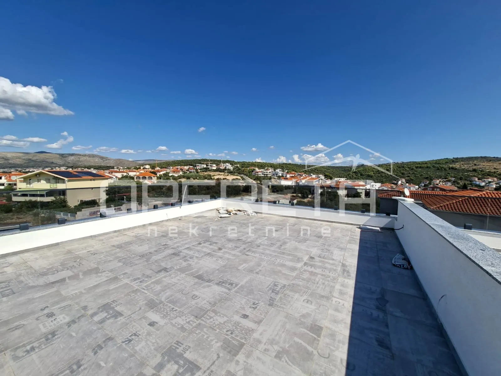 novoizgrađeni dvosobni apartman, krovna terasa, pogled na more, okrug - slika 2