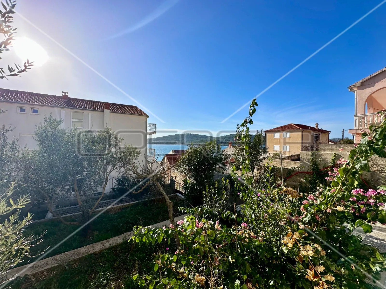 kuća na 80 m od mora sa 6 stanova, tisno, 350 m2 - slika 29