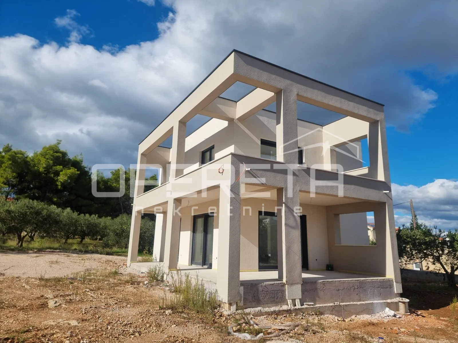 moderna obiteljska kuća s bazenom i prostranom okućnicom – vodice - slika 4