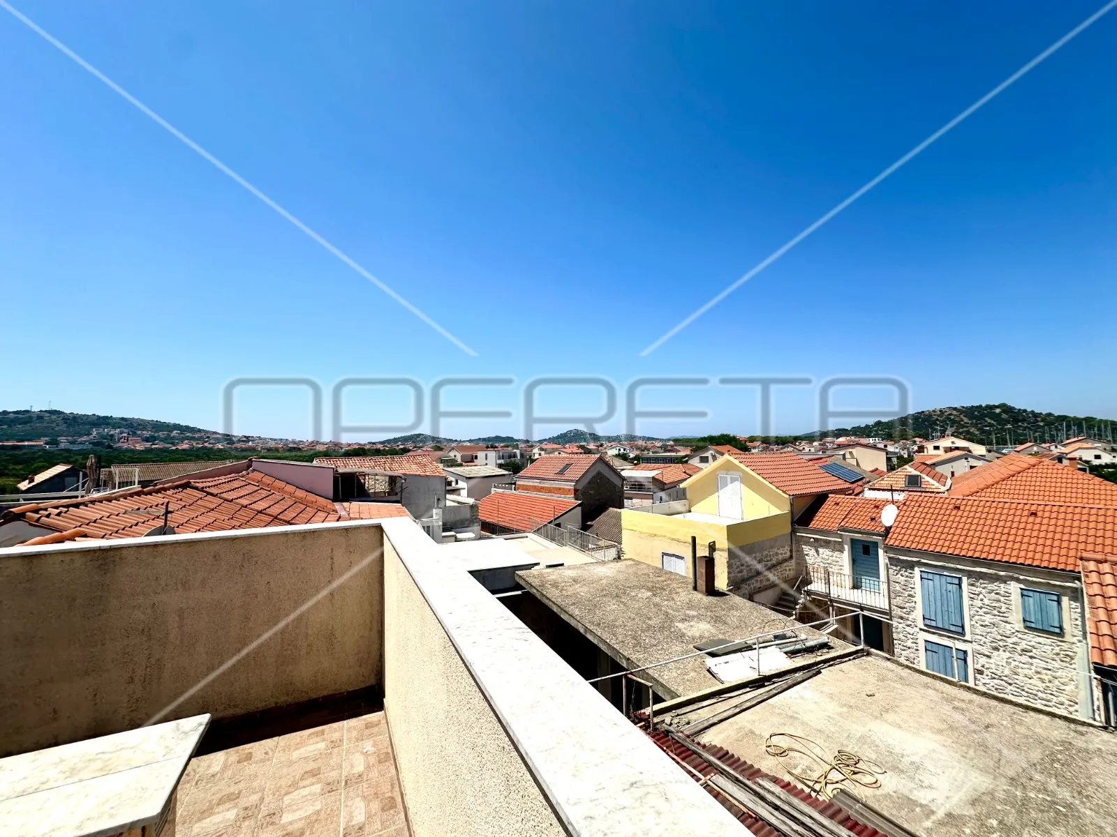 kuća s tri apartmana u centru betine s velikom terasom - slika 21