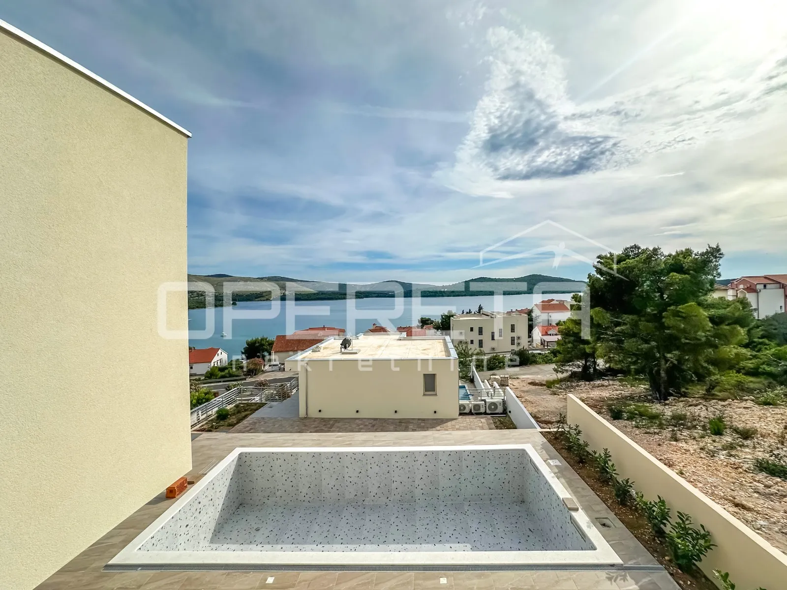 moderna vila s bazenom i pogledom na more – 150 m od plaže - slika 16