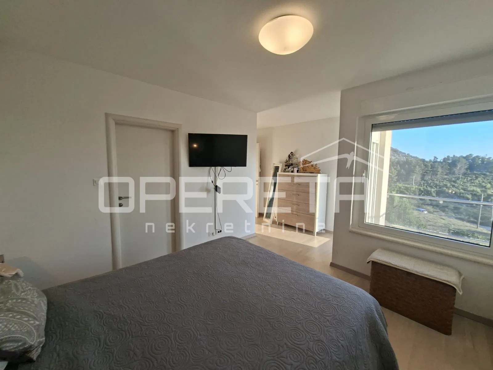 villa s bazenom, zatvorenim kominom i pogledoma na split - slika 5