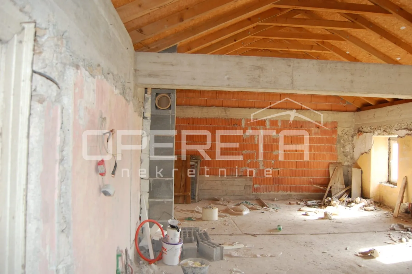 kuća s dva stana i velikim vrtom u centru drniša - slika 7