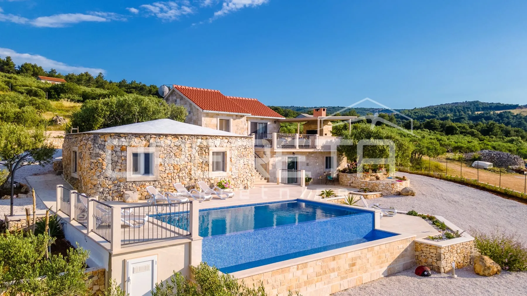 Brač ekskluzivno imanje s vilom, panoramskim pogledom i 8000 m² zemljišta, blizi - Supetar