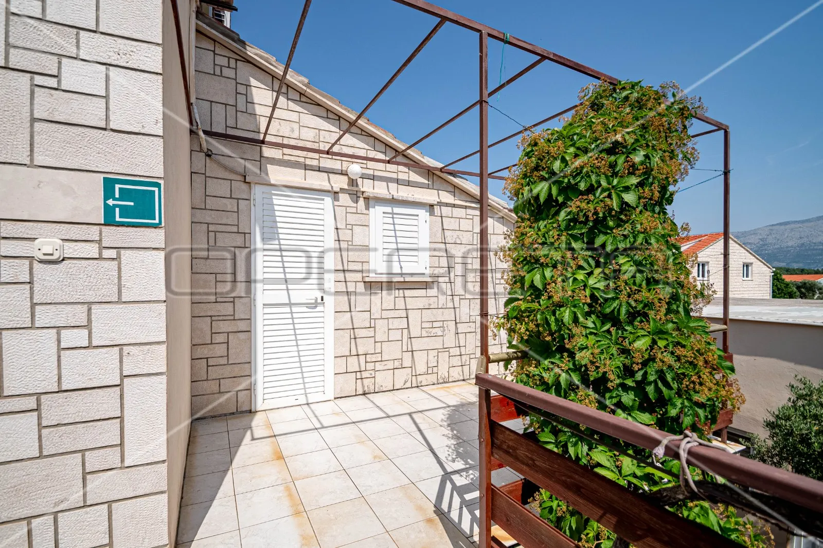 kuća sa 7 apartmana, 250 m do mora, lumbarda - slika 5