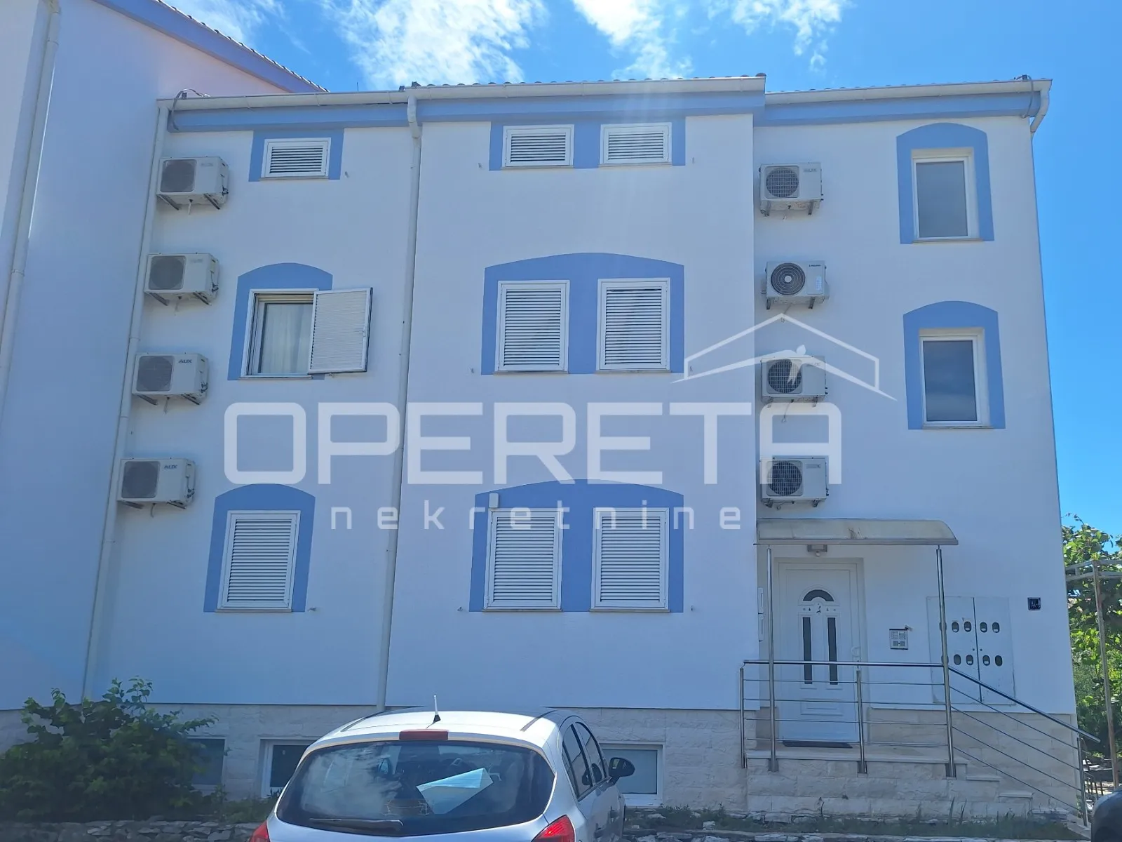 stan s 3 spavaće sobe , srima- vodice - slika 10