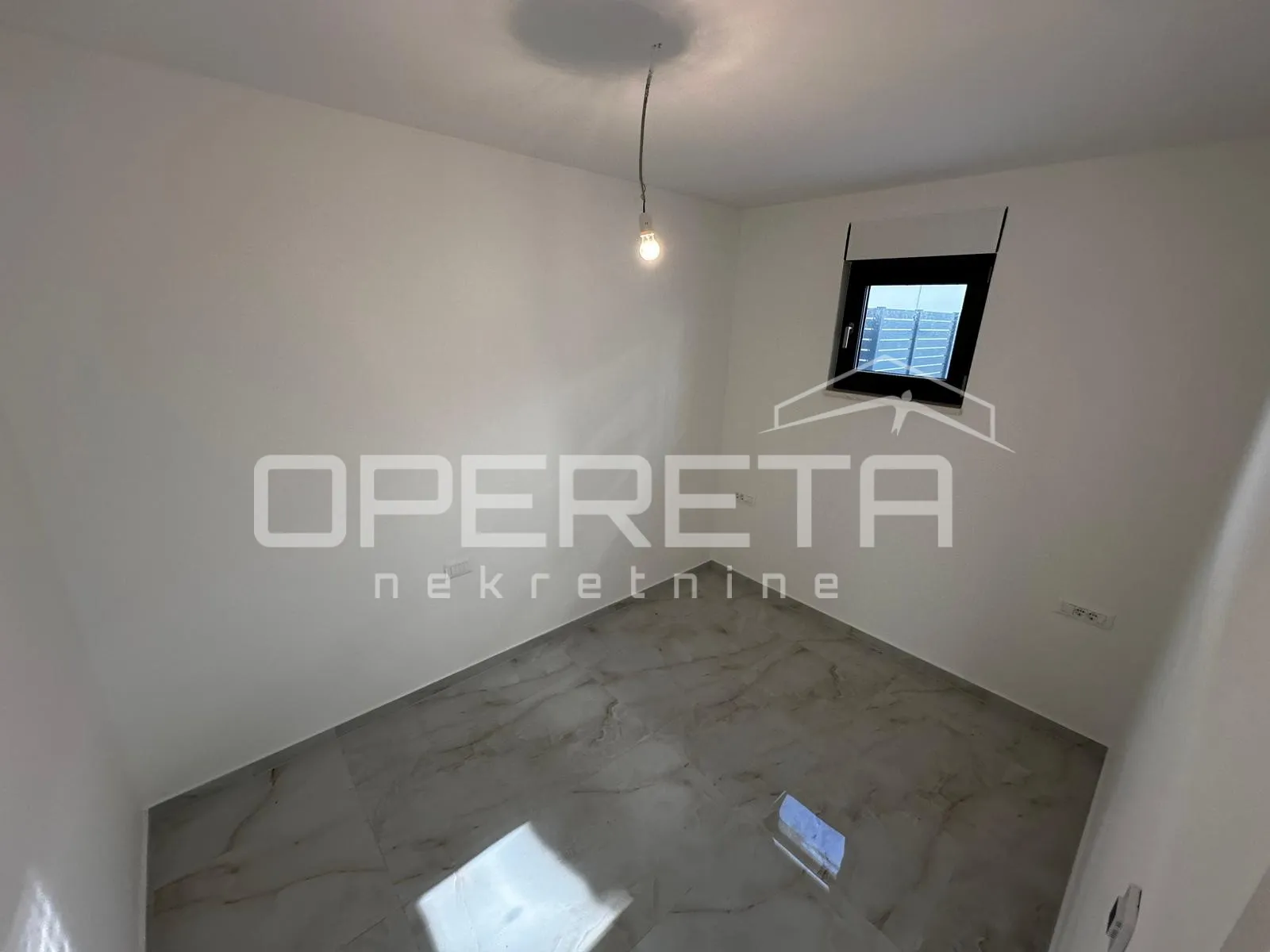 stan 89 m² u novogradnji s bazenom, vrtom i garažnim mjestom – okrug gornji - slika 5