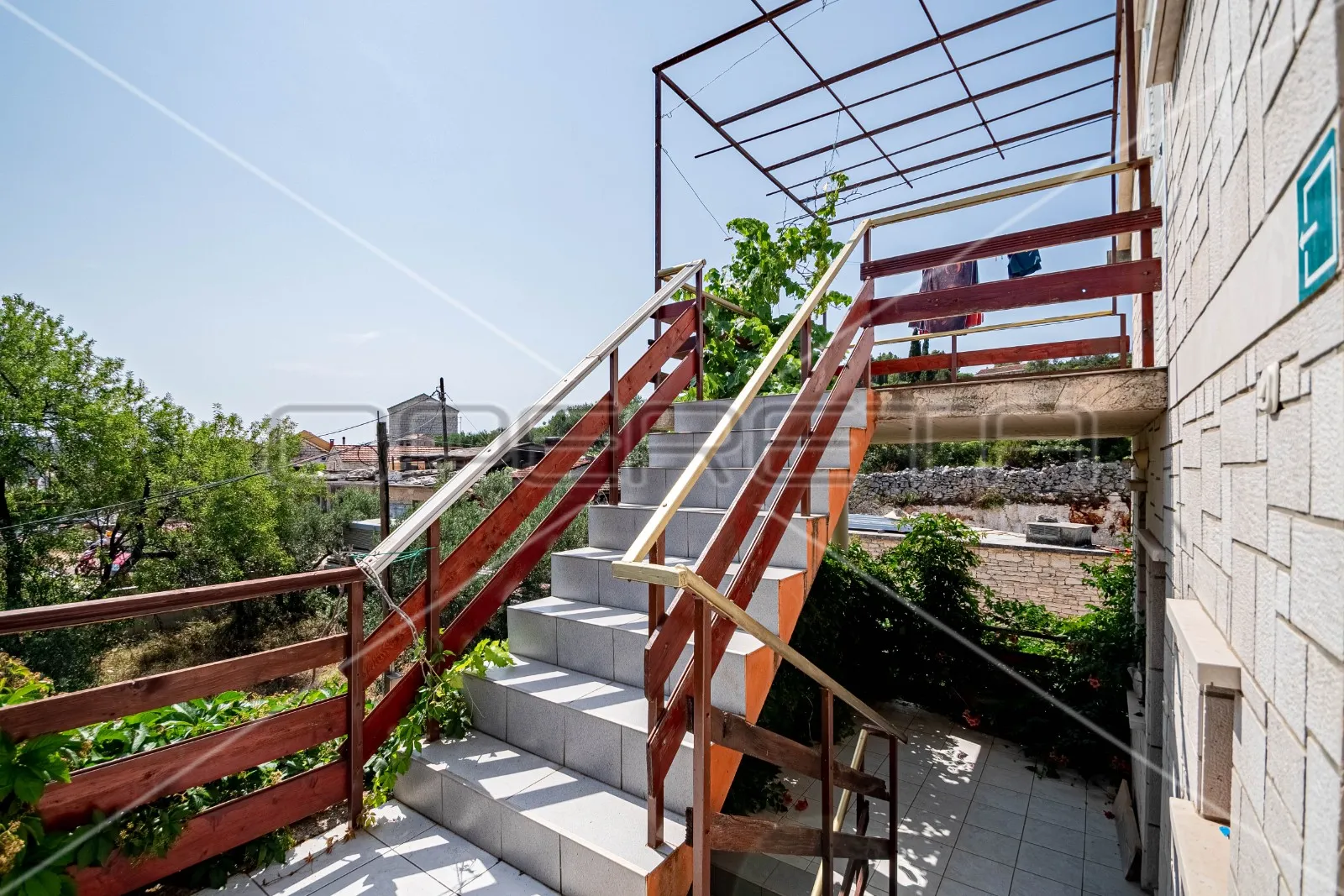 kuća sa 7 apartmana, 250 m do mora, lumbarda - slika 24