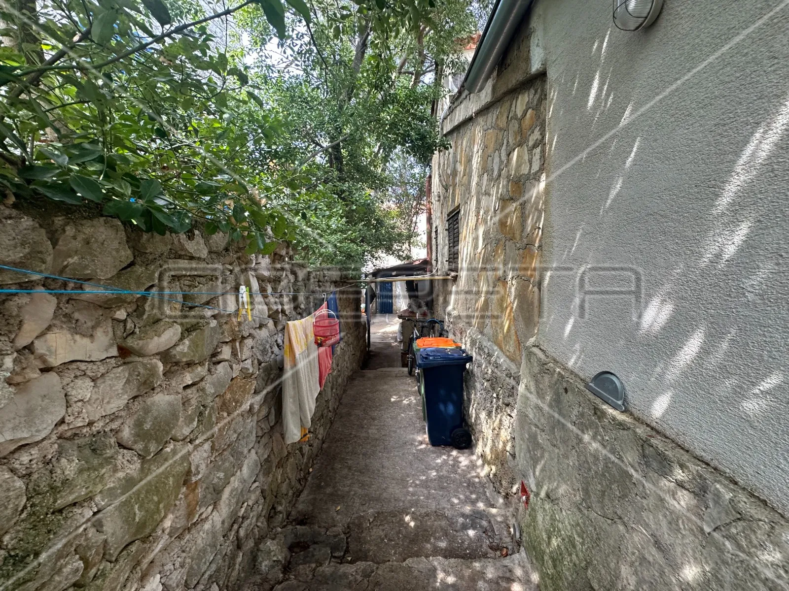 kuća s konobom i prostranim dvorištem u murteru, 80,57 m2 - slika 8