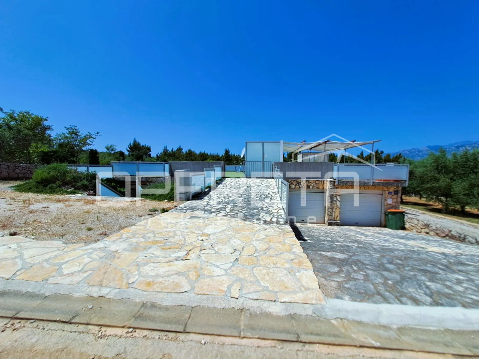 top investicija u dalmaciji: 4 apartmana + dvorište + projekt – 50 m od mora - slika 8