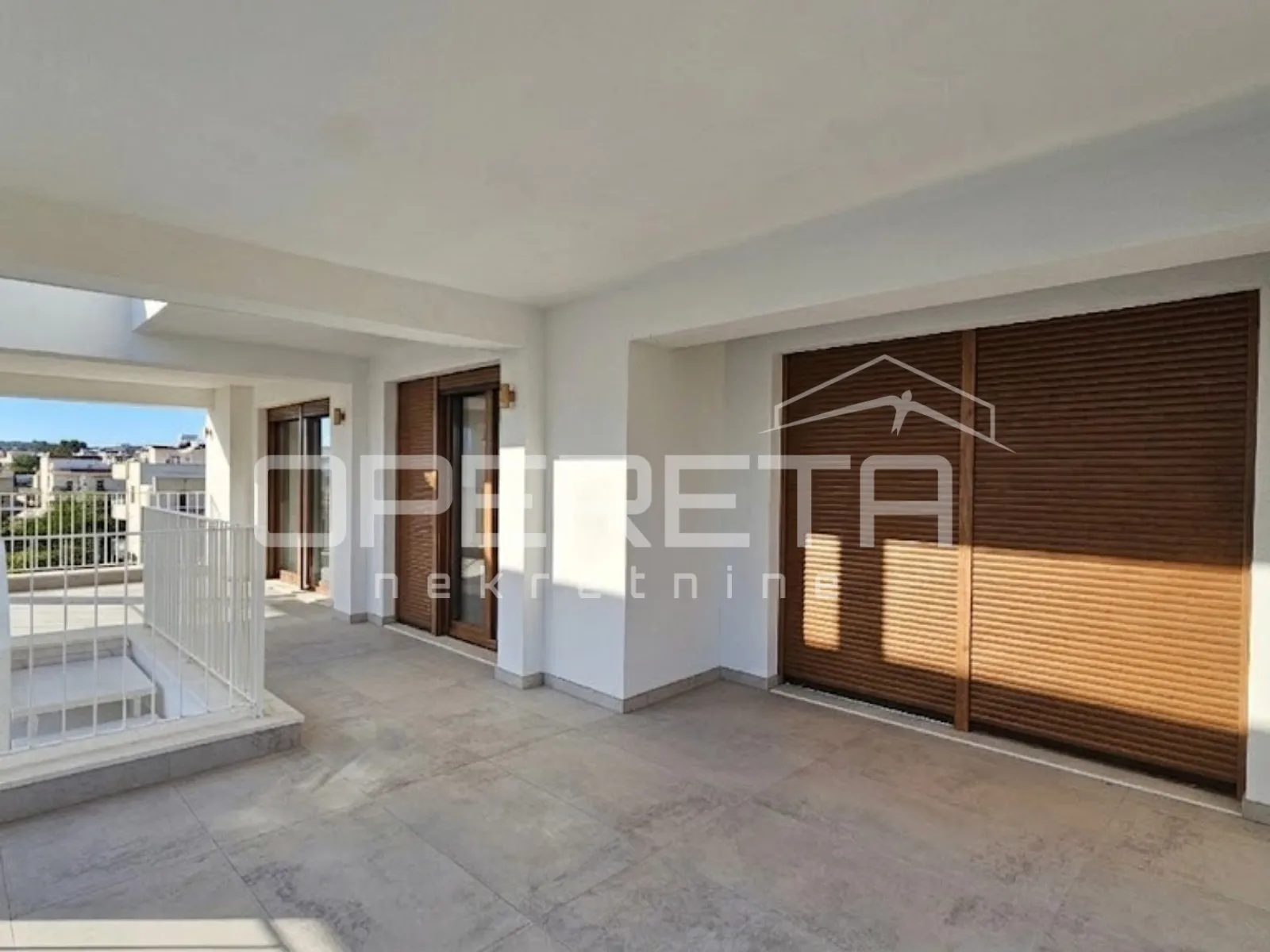 kaštel novi – moderna vila s bazenom i krovnom terasom, novogradnja - slika 6