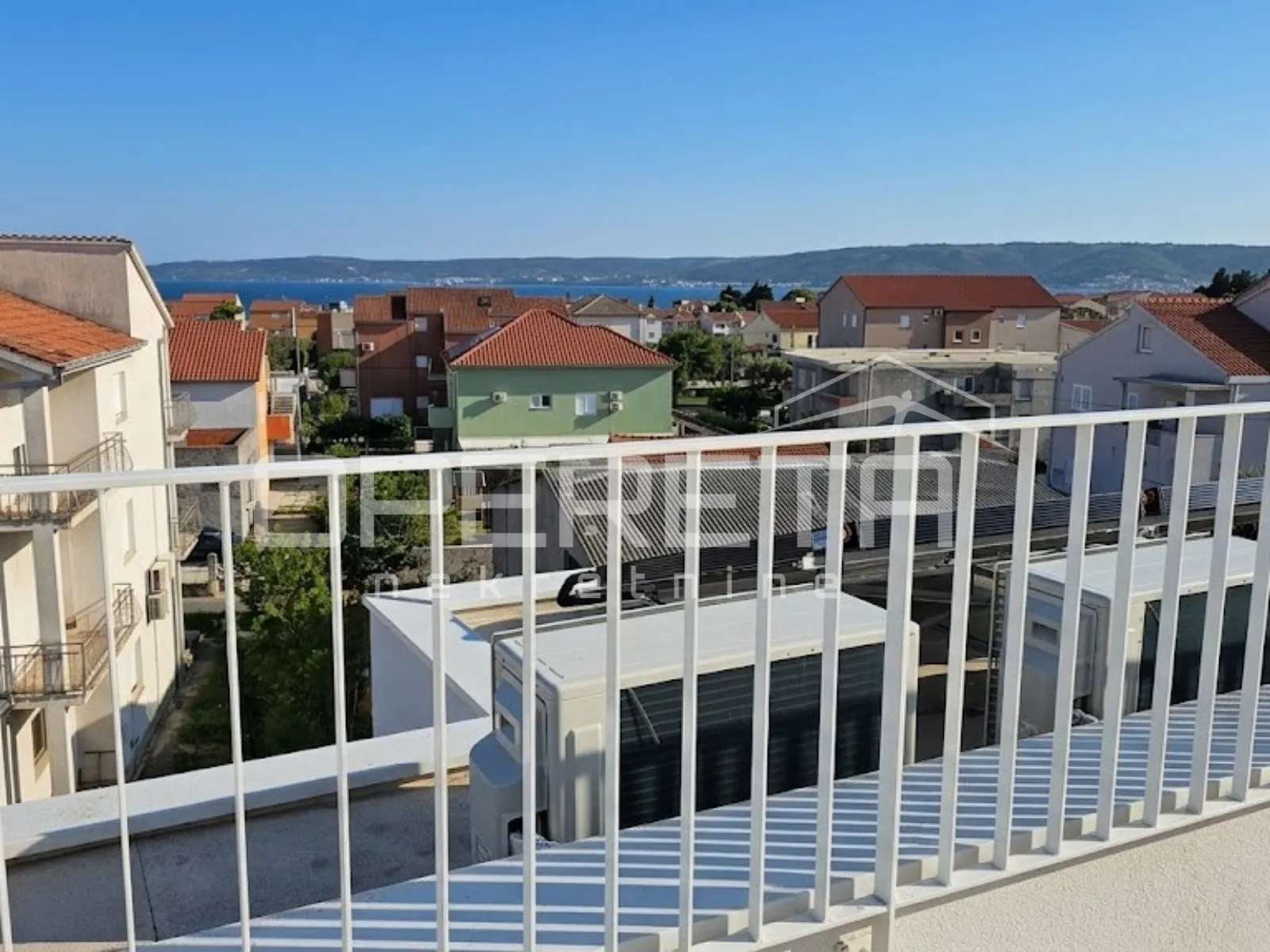 kaštel novi – moderna vila s bazenom i krovnom terasom, novogradnja - slika 15