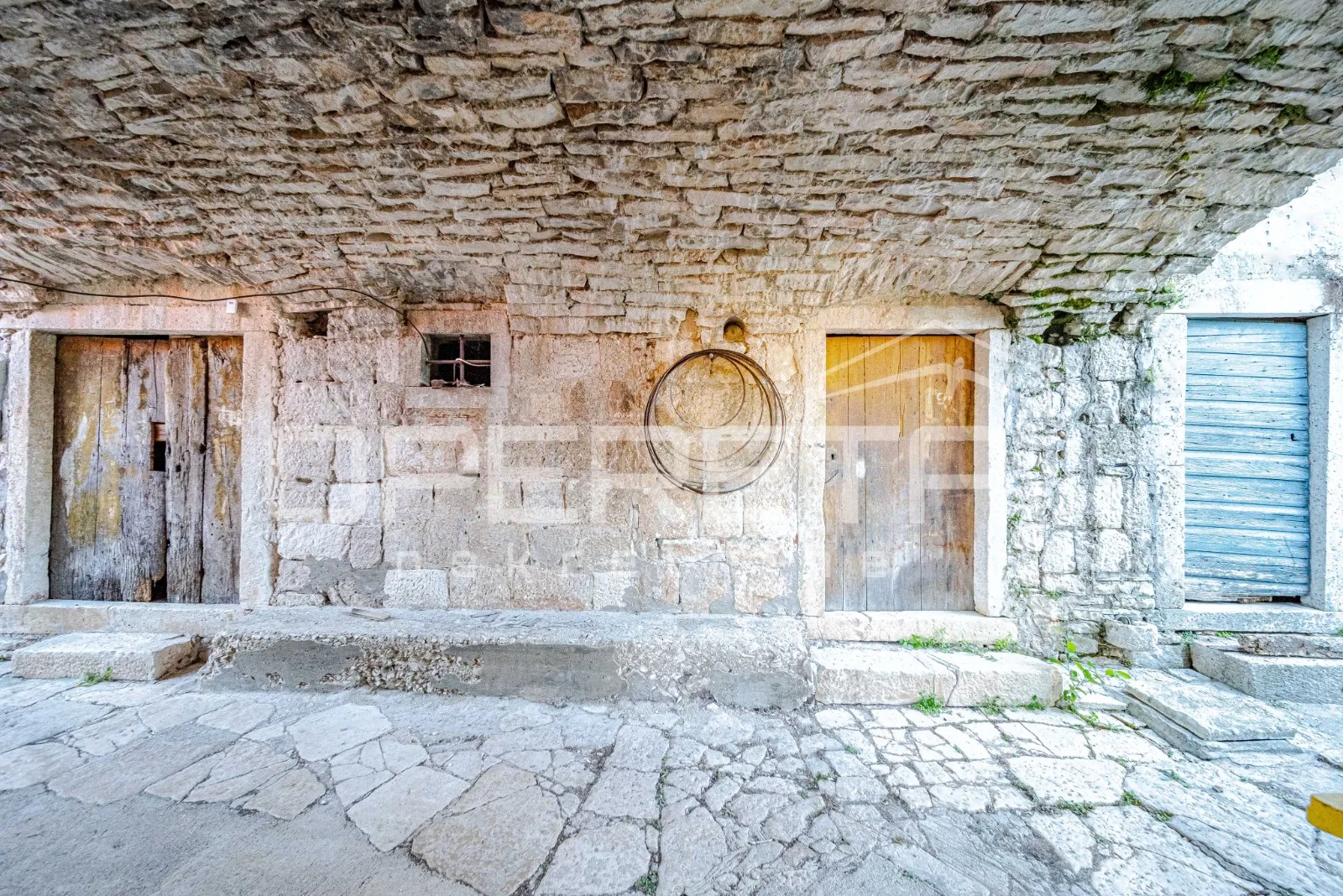 šarmantne kamene kuće za obnovu u srcu žrnova, korčula - slika 14