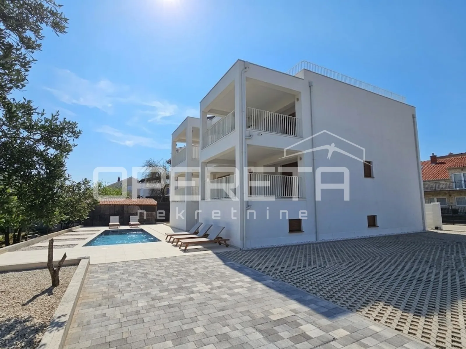 kaštel novi – moderna vila s bazenom i krovnom terasom, novogradnja - slika 17