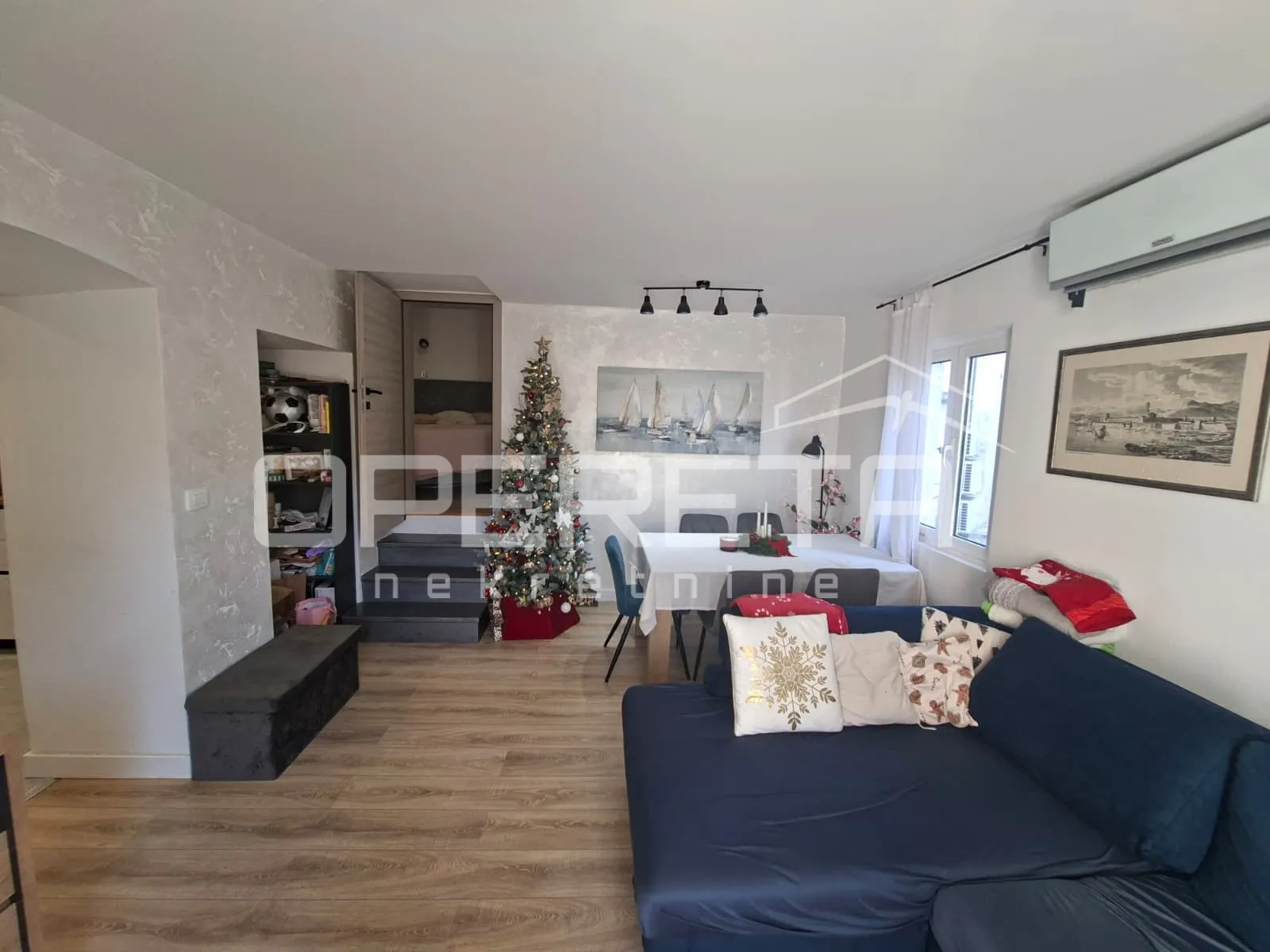 luksuzan stan u centru grada, 2 sobe , balkon - slika 2