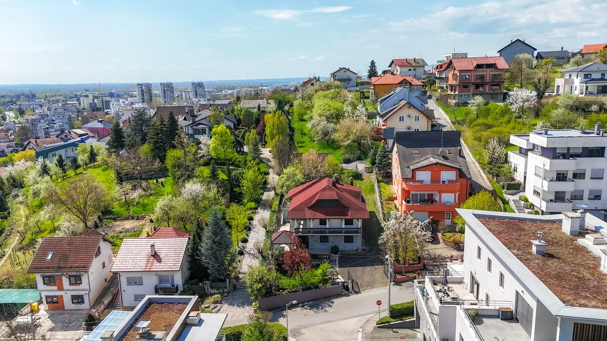 prodajemo prostranu obiteljsku kuću na parceli od 2.265m2 u gajnicama, zagreb, i - slika 2
