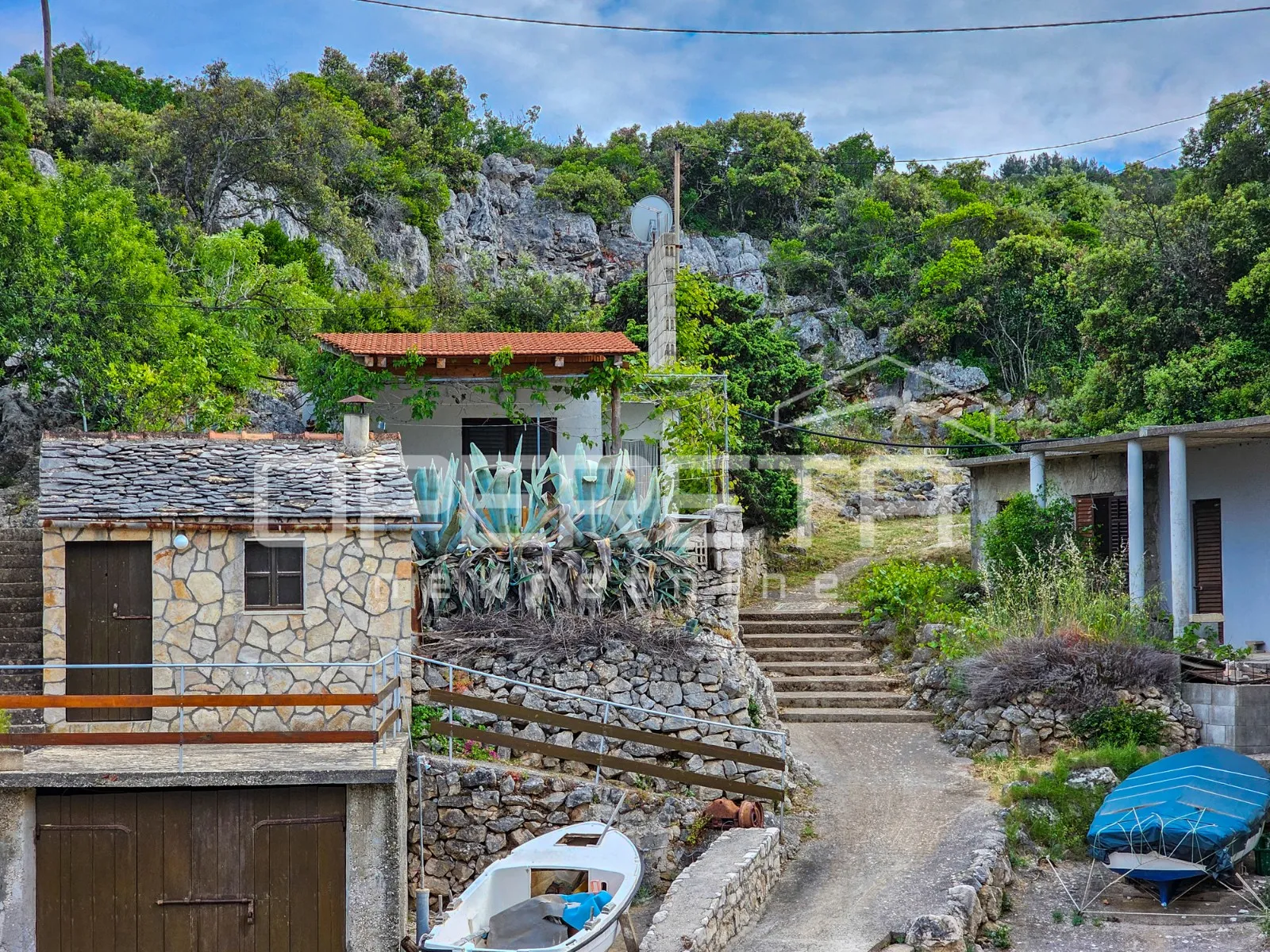 manja kuća uz more s građevinskim zemljištem, zastražišće, hvar - slika 19