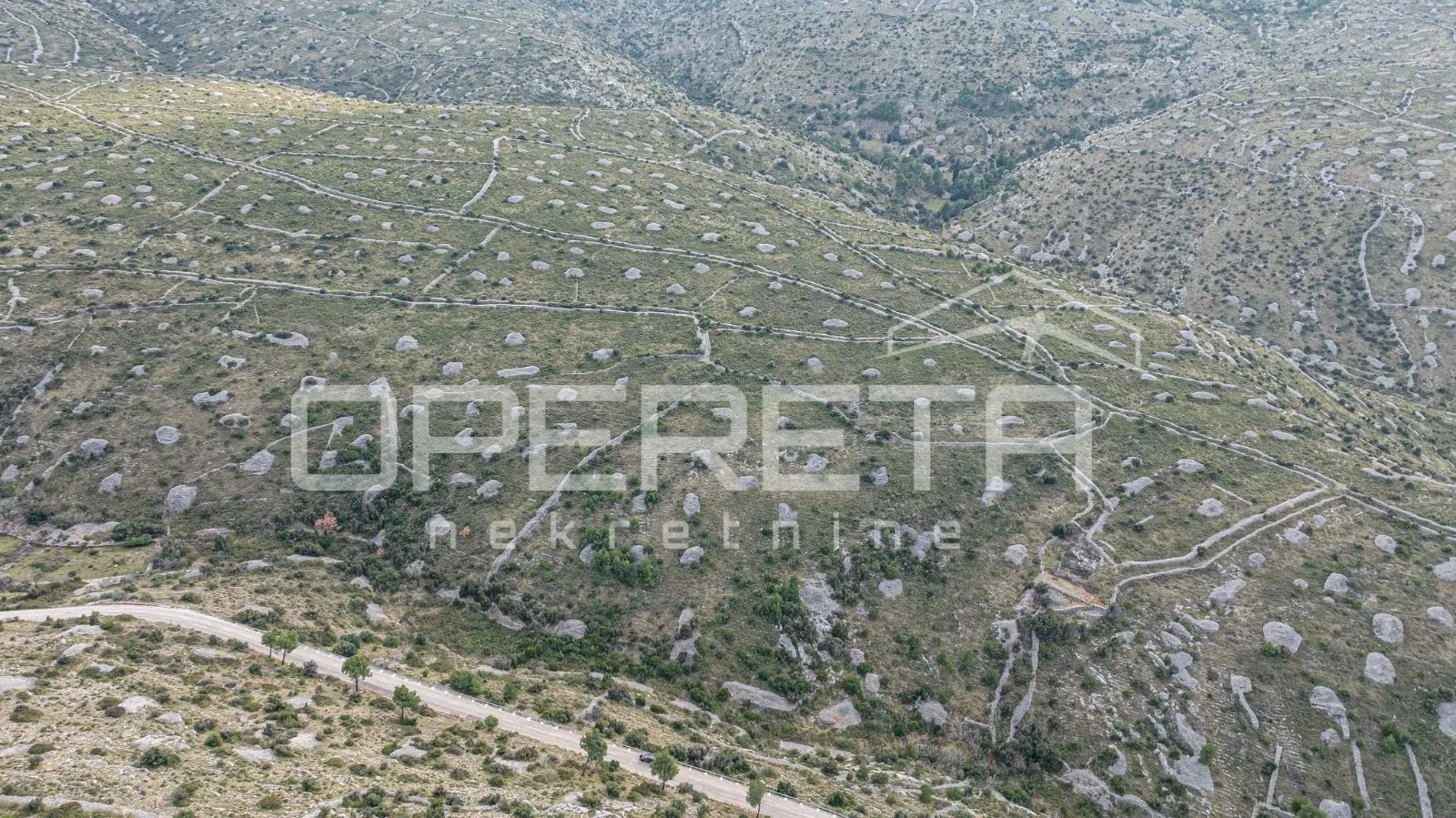 prostrano poljoprivredno zemljište od 25,928 m2 na otoku braču - slika 16