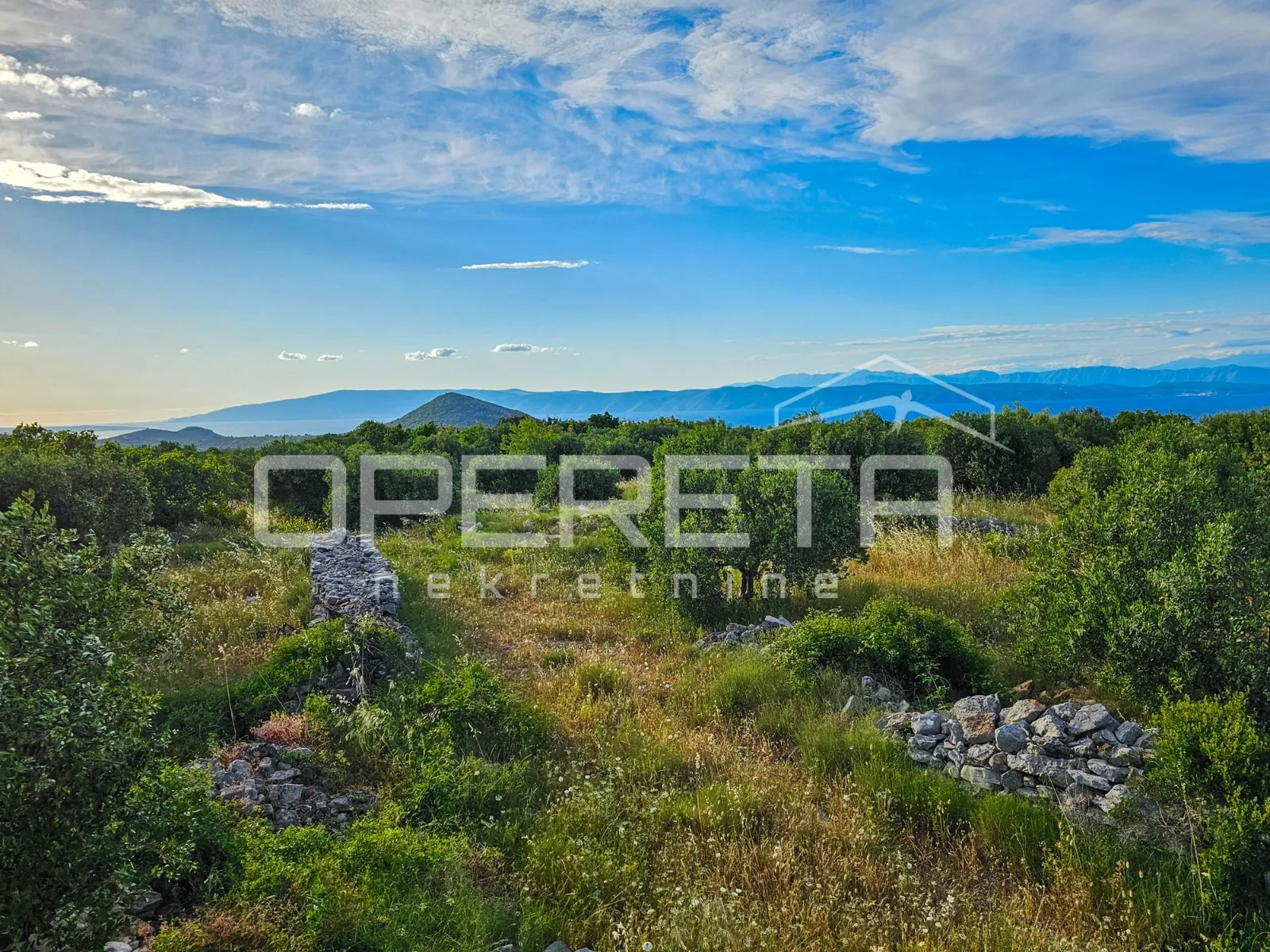 veliko poljoprivredno imanje na vrhu hvara s panoramskim pogledom - slika 11