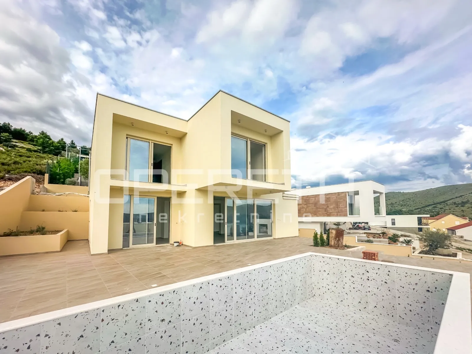 moderna vila s bazenom i pogledom na more – 150 m od plaže - slika 17
