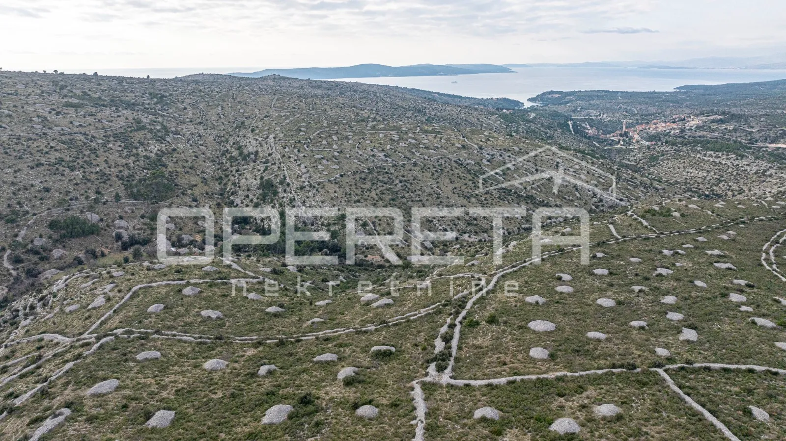 prostrano poljoprivredno zemljište od 25,928 m2 na otoku braču - slika 10