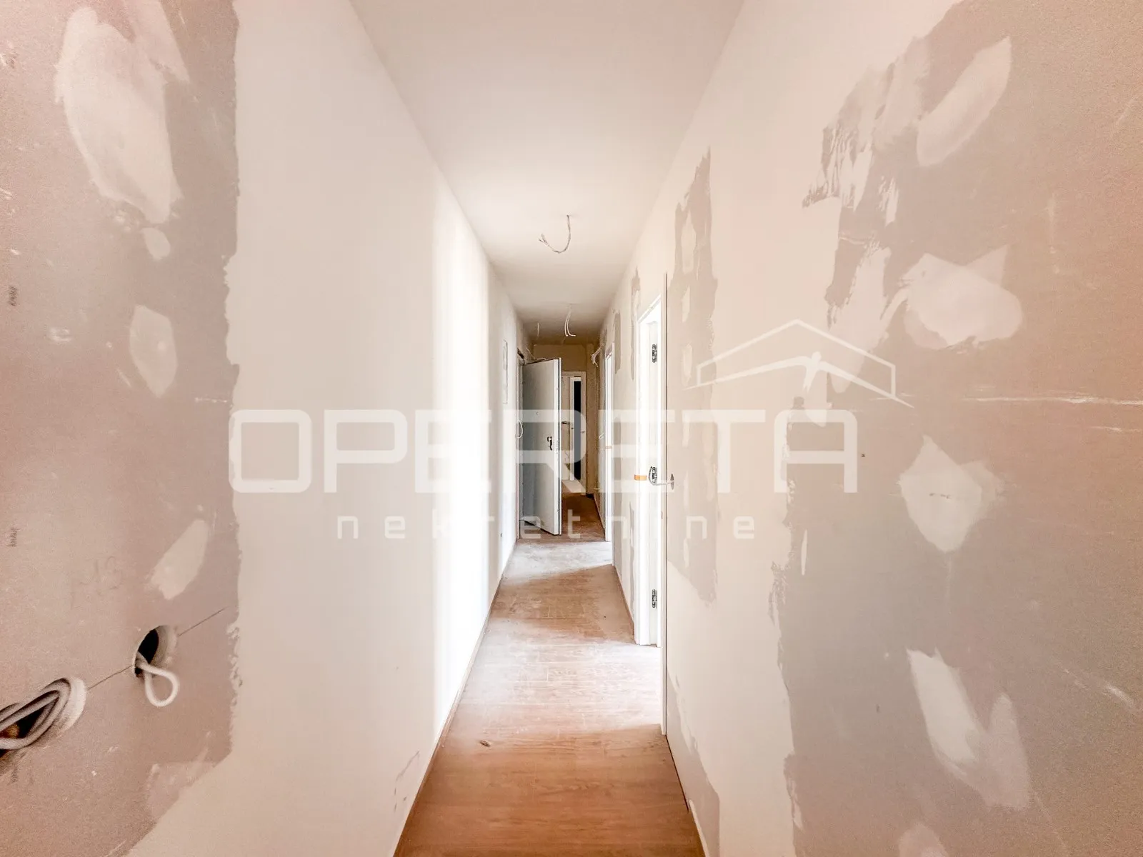 stan s bazenom i vrtom u stivašnici, 260,40 m2 - slika 5