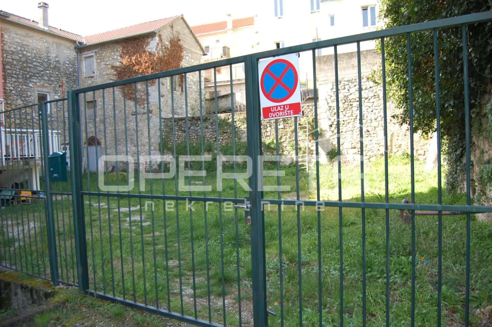 kuća s dva stana i velikim vrtom u centru drniša - slika 11