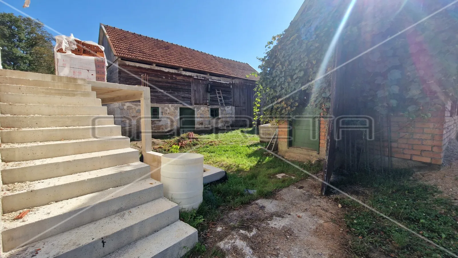 seosko imanje, kuća s 3 gospodarska objekta, okućnica, brinje, 235 m2 - slika 12