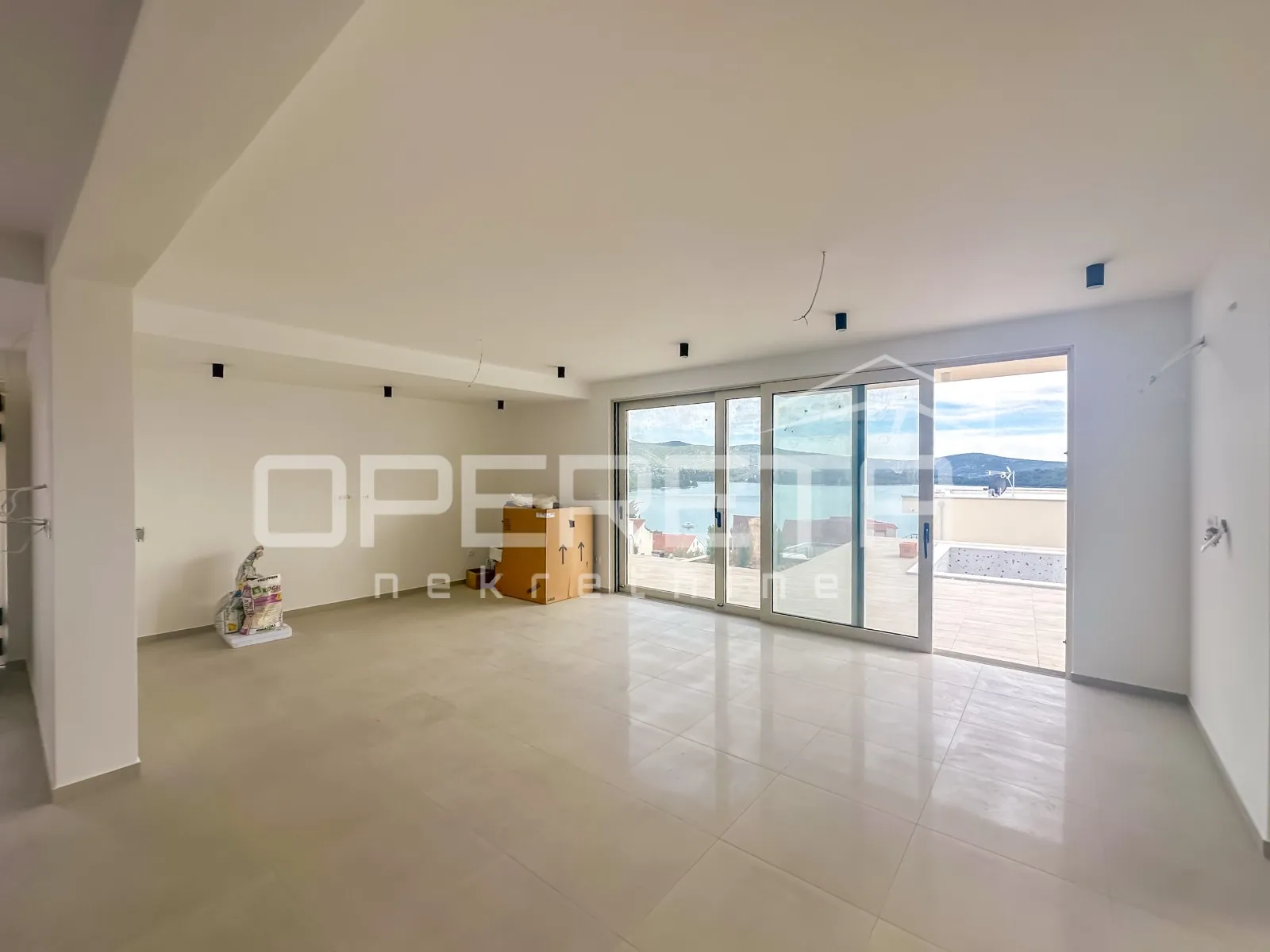 moderna vila s bazenom i pogledom na more – 150 m od plaže - slika 3