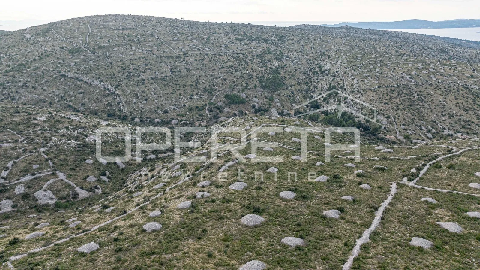 prostrano poljoprivredno zemljište od 25,928 m2 na otoku braču - slika 12