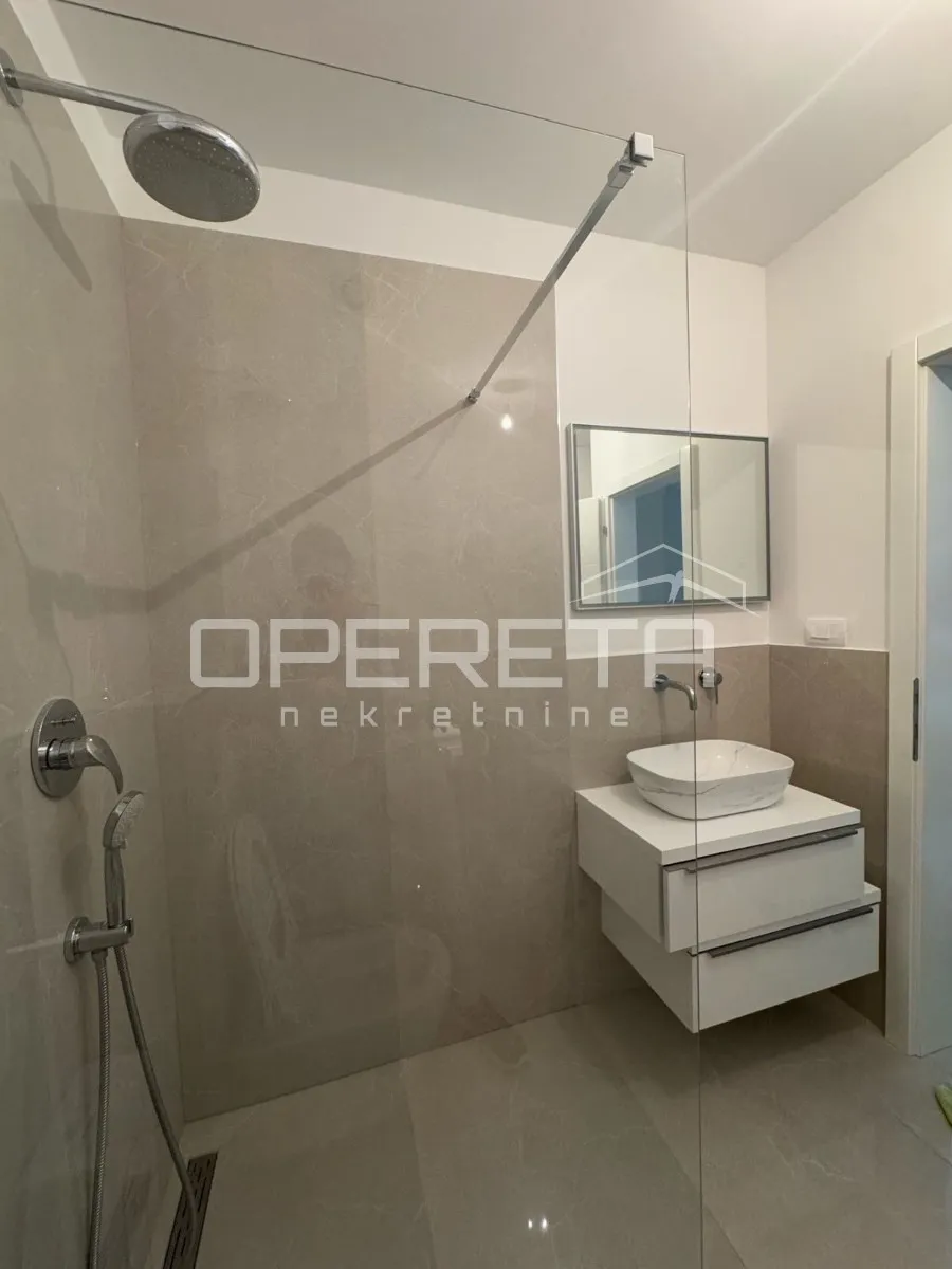 penthouse u okrugu gornjem s krovnom terasom i pogledom na more - slika 13
