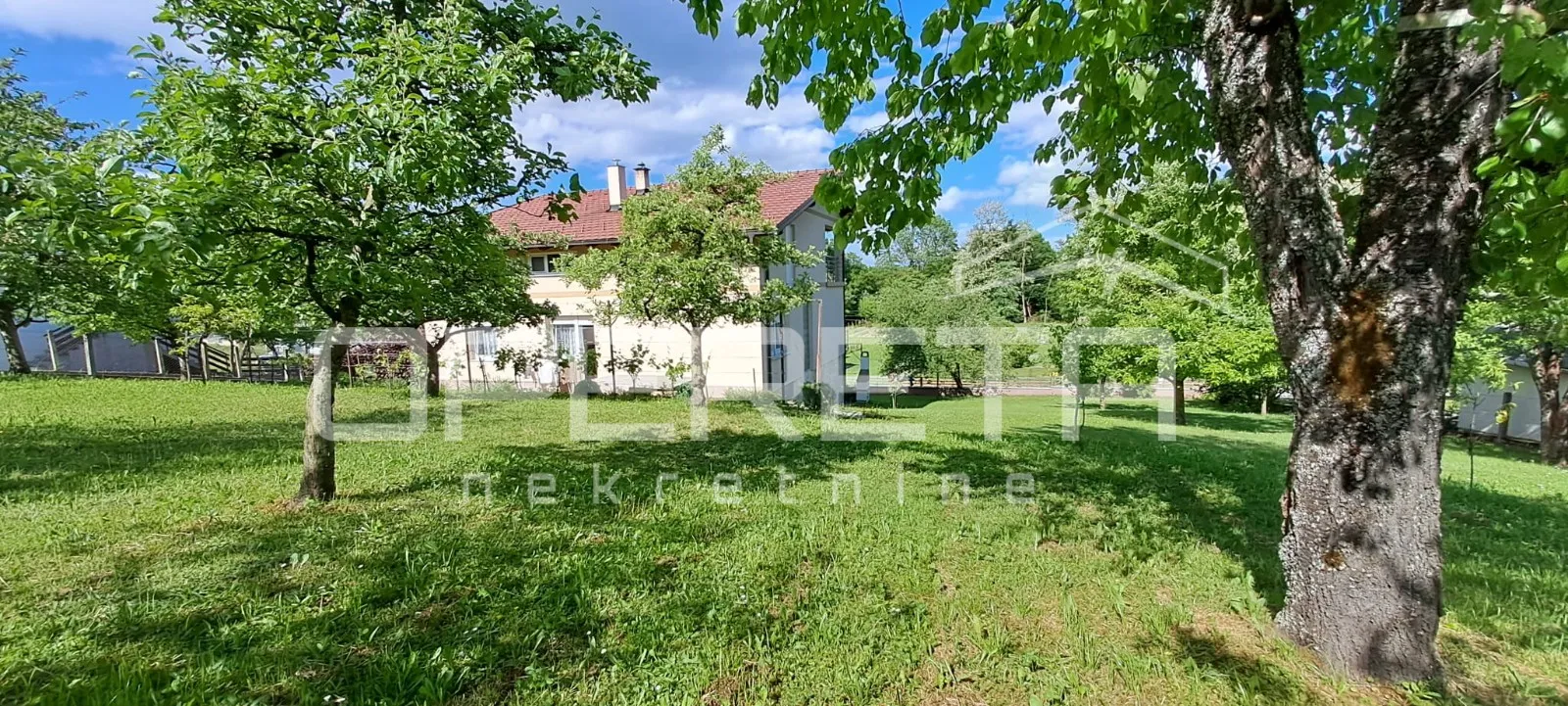 Velika kuća s vrtom, garažom i potkrovljem za dodatni stan - Gudci