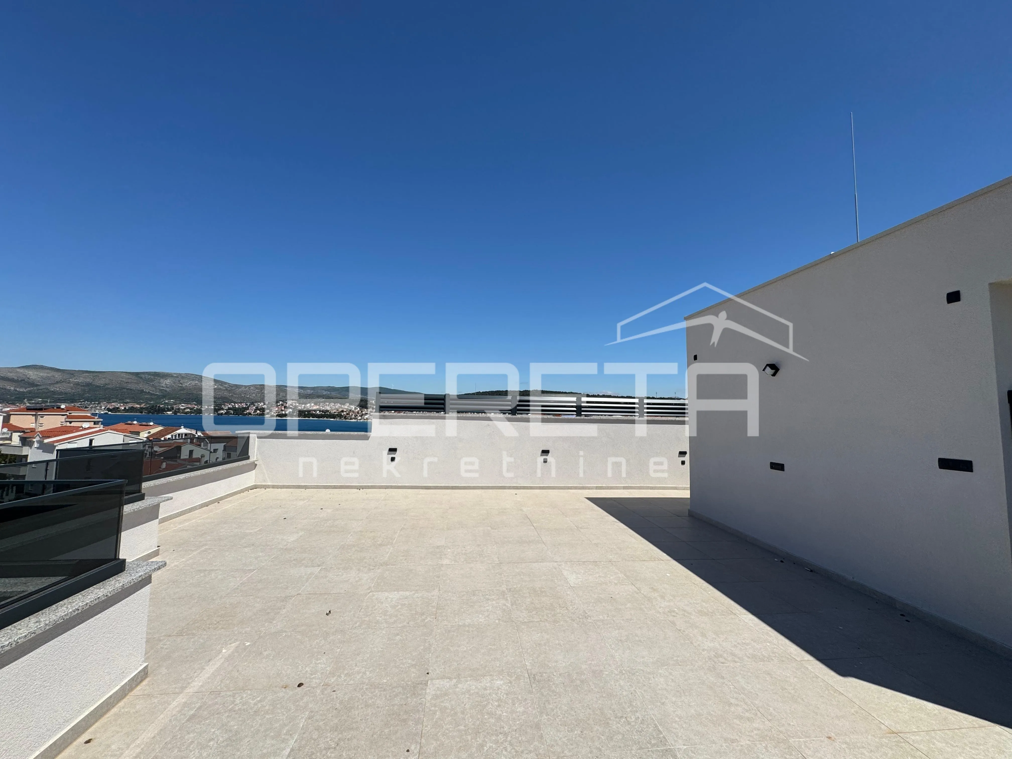 sunčan dvosoban stan s pogledom na more i krovnom terasom (68 m²) – 2 min od pla - slika 10