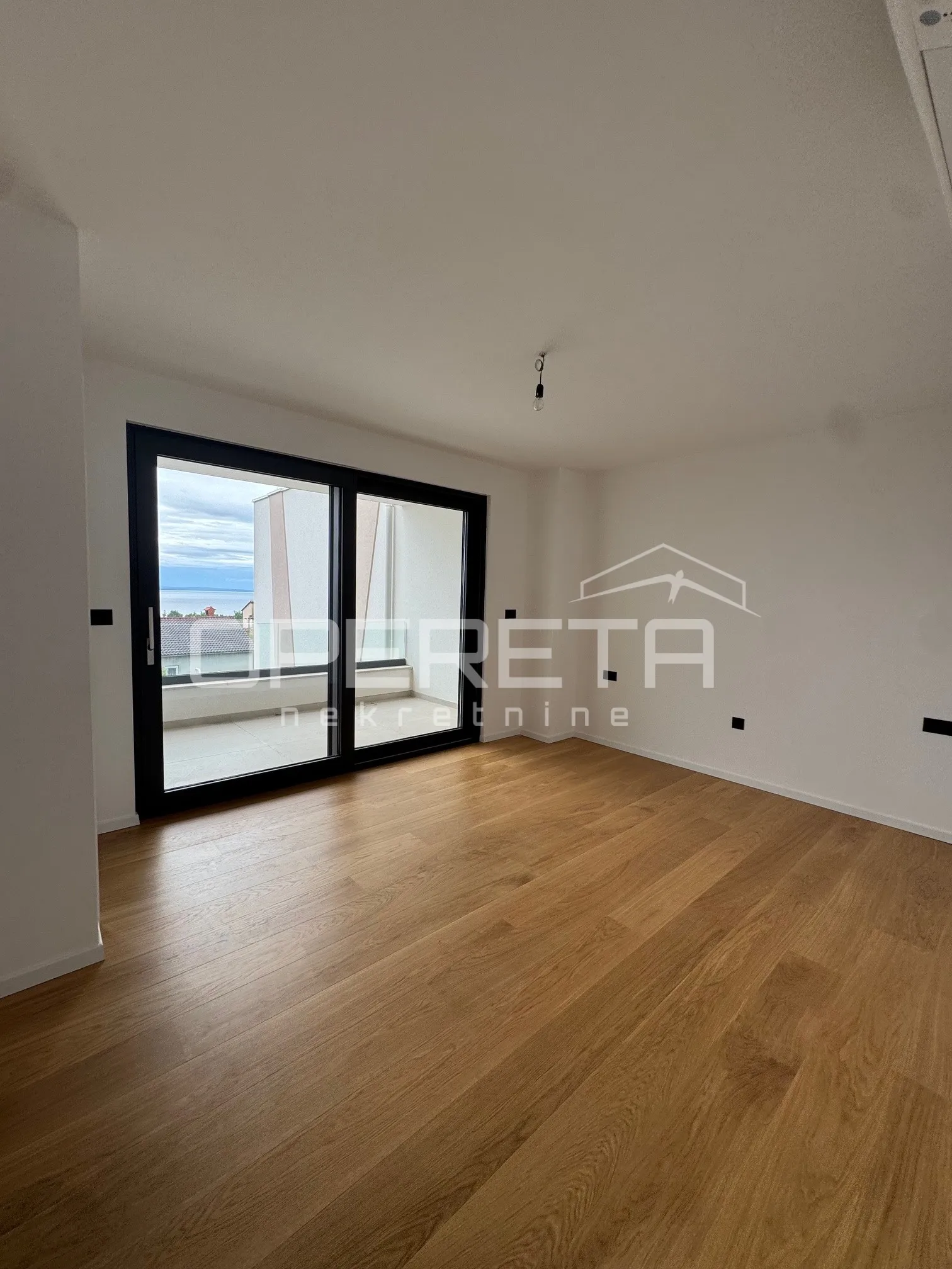 luksuzan dvoetažni stan s okućnicom i pogledom na more - slika 6