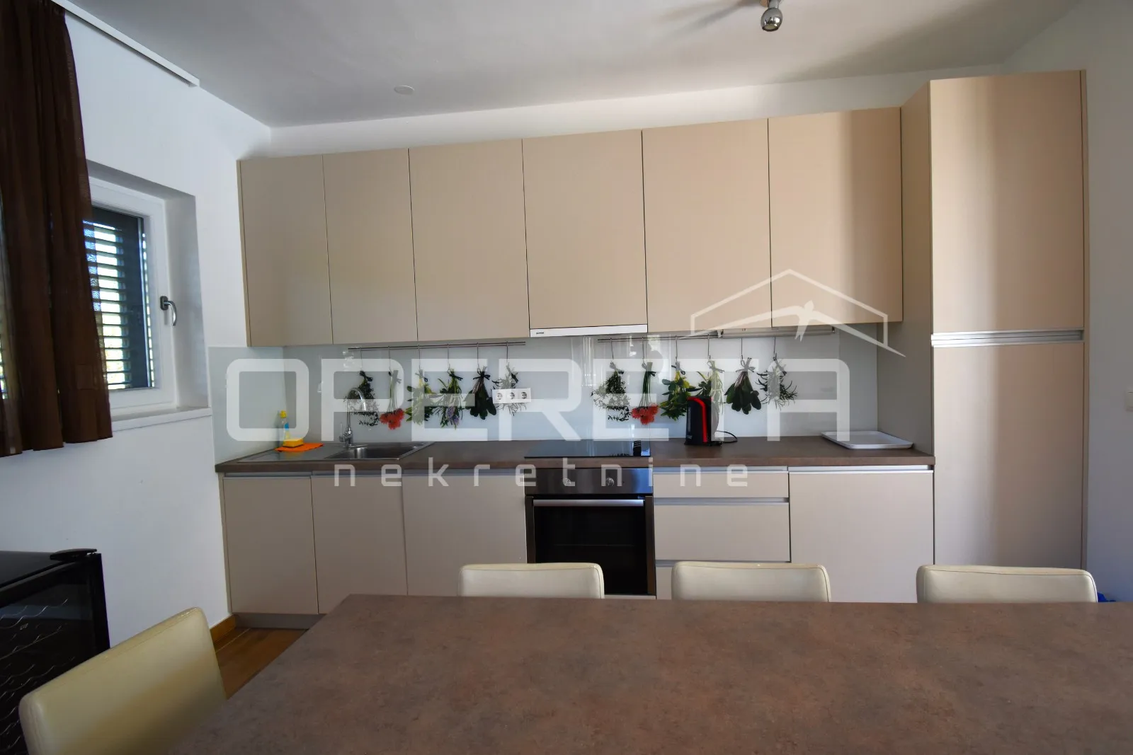 elegantna kamena kuća s bazenom u škripu na braču - slika 5