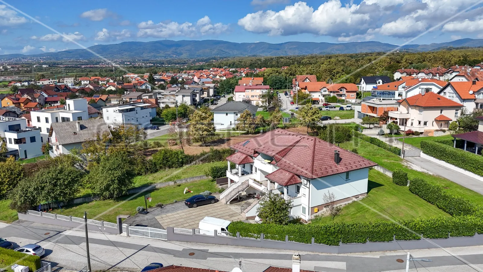 kvalitetna kuća s 4 stana i 2 garaže na velikoj parceli, sesvete - slika 4