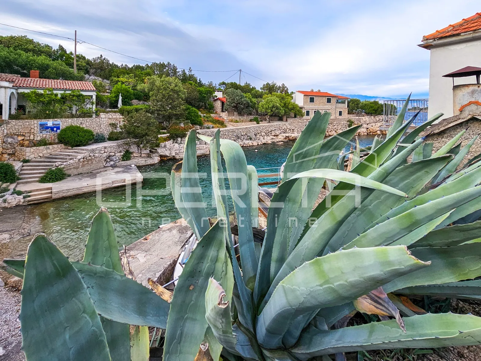 građevinsko zemljište s objektom u prvom redu do mora, zastražišće, hvar - slika 20