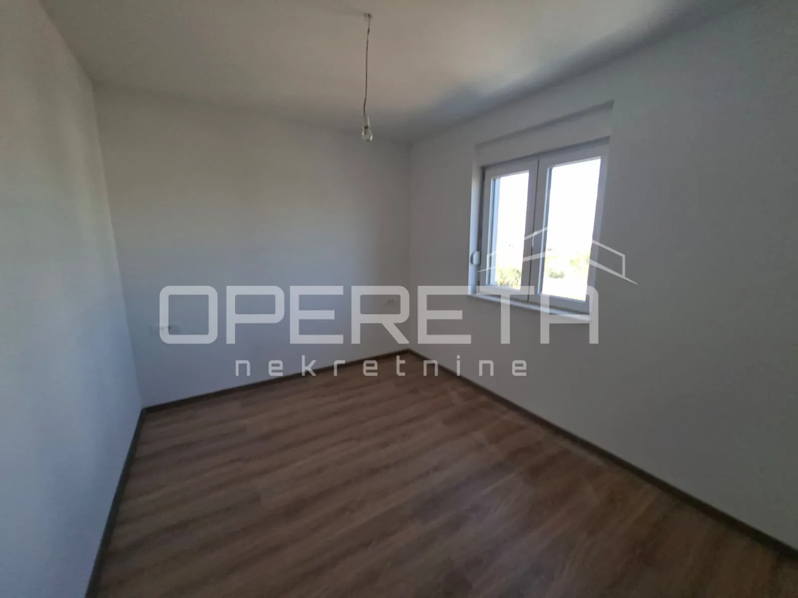novoizgrađeni dvosobni apartman, krovna terasa, pogled na more, okrug - slika 7