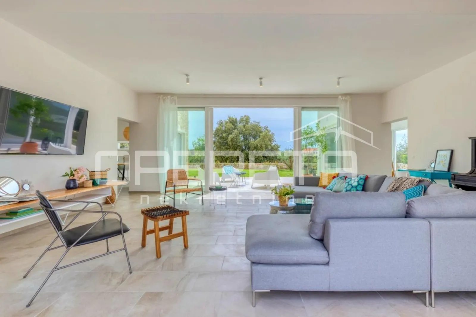 prava mediteranska vila, 250m2, s pogledom na more i unutarnjim, grijanim bazeno - slika 7