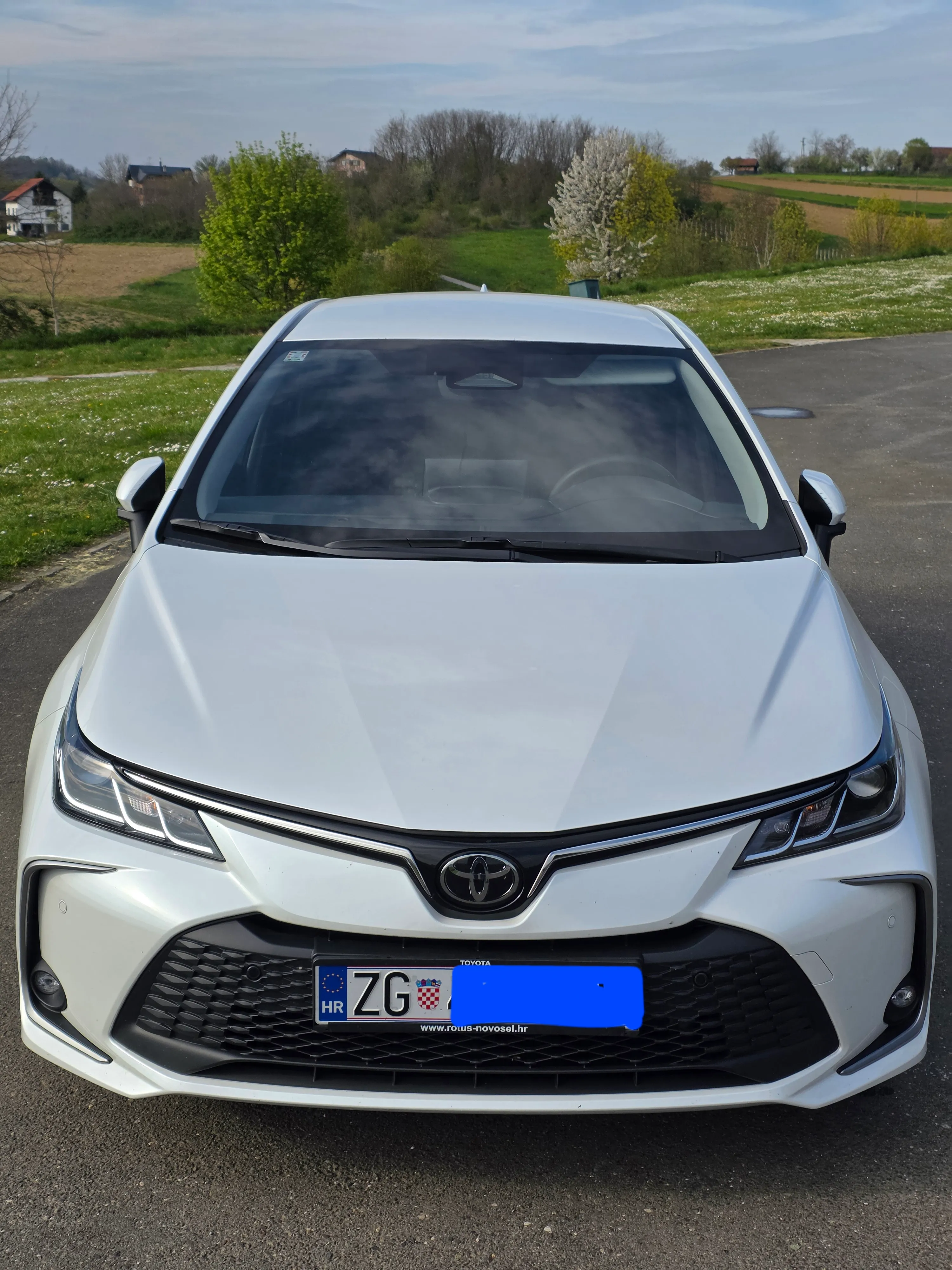 toyota corola sedan - slika 1